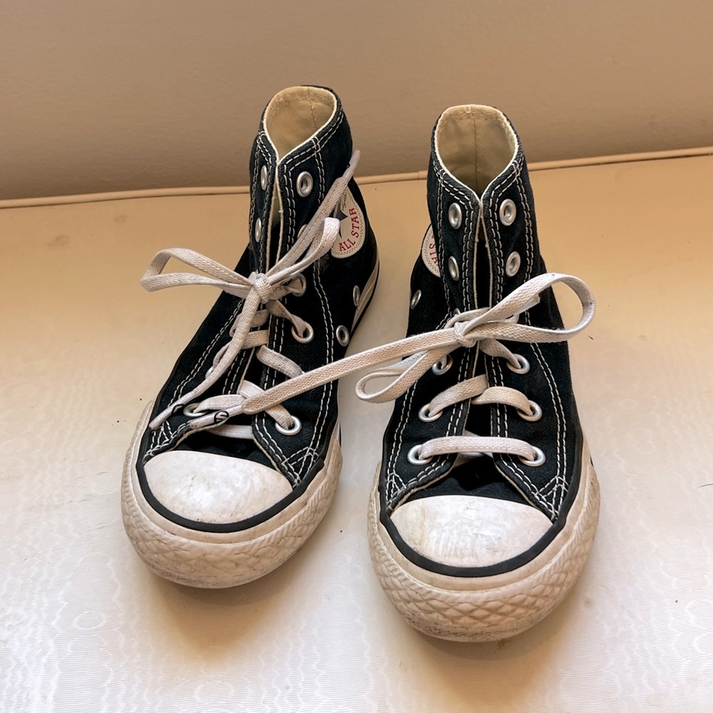 Converse ALL STARS, high tops, elastic shoe strings!